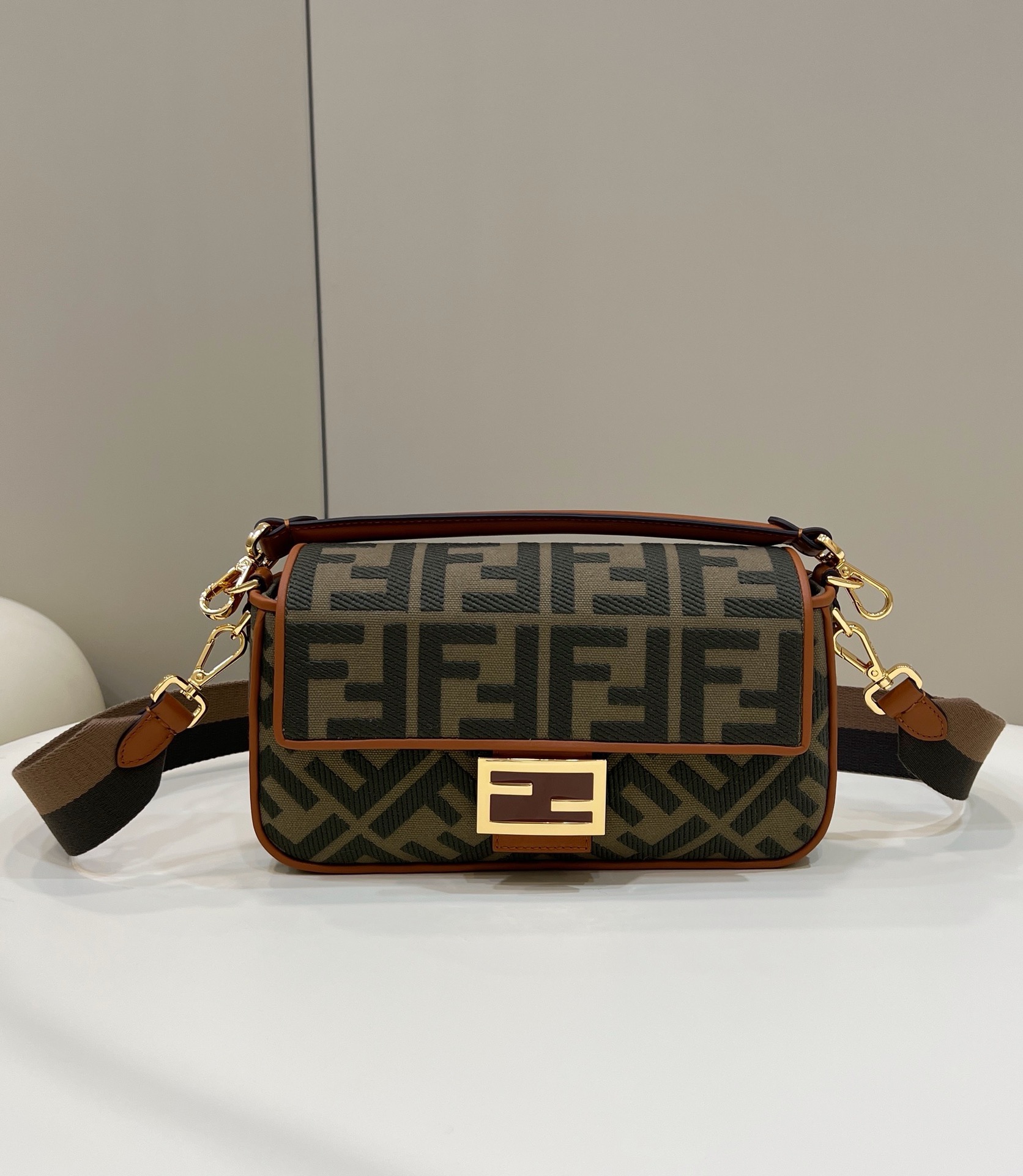 펜디 FENDI Baguette 0159 크로스 백 27CM