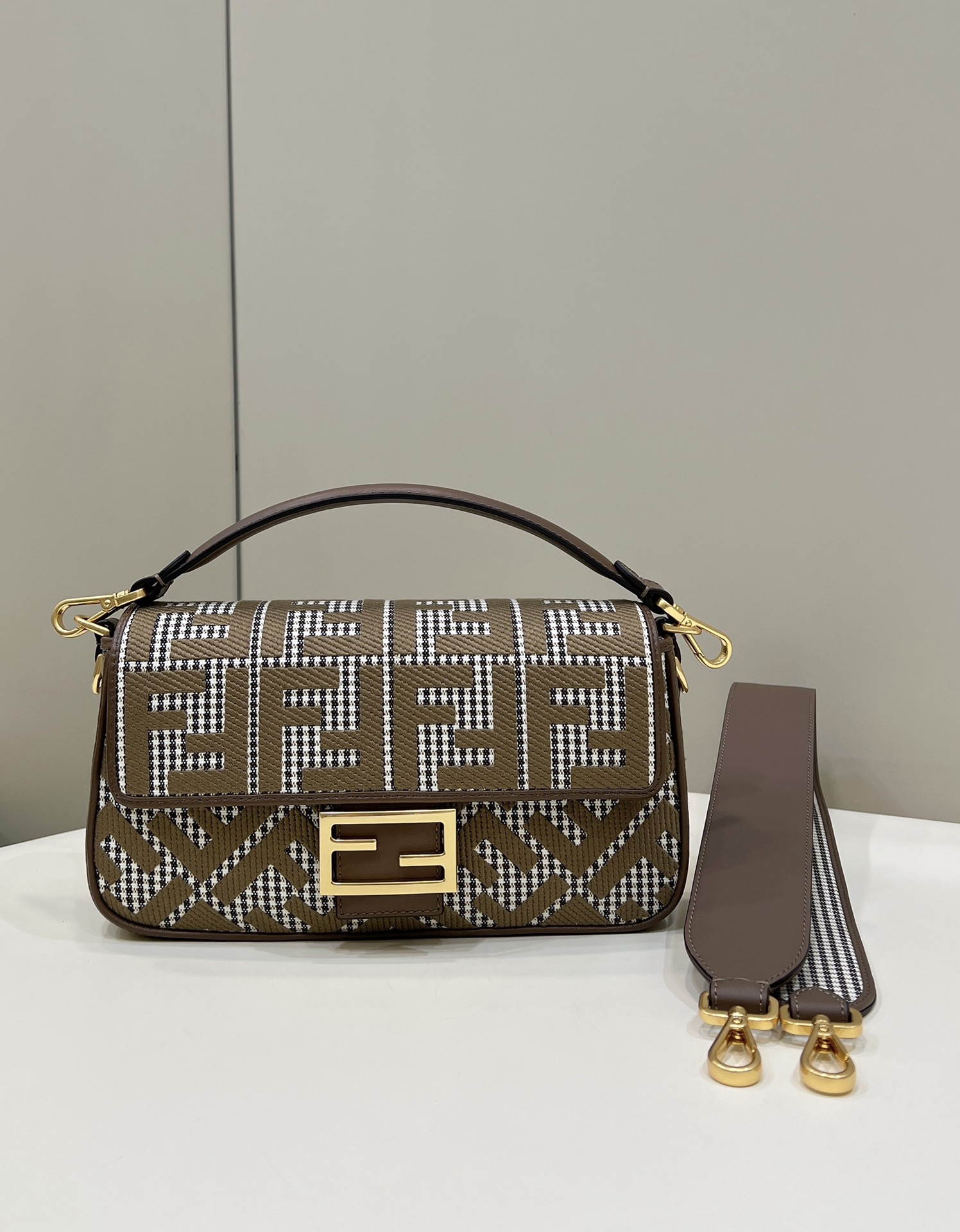 펜디 FENDI Baguette 600 크로스 백 26CM