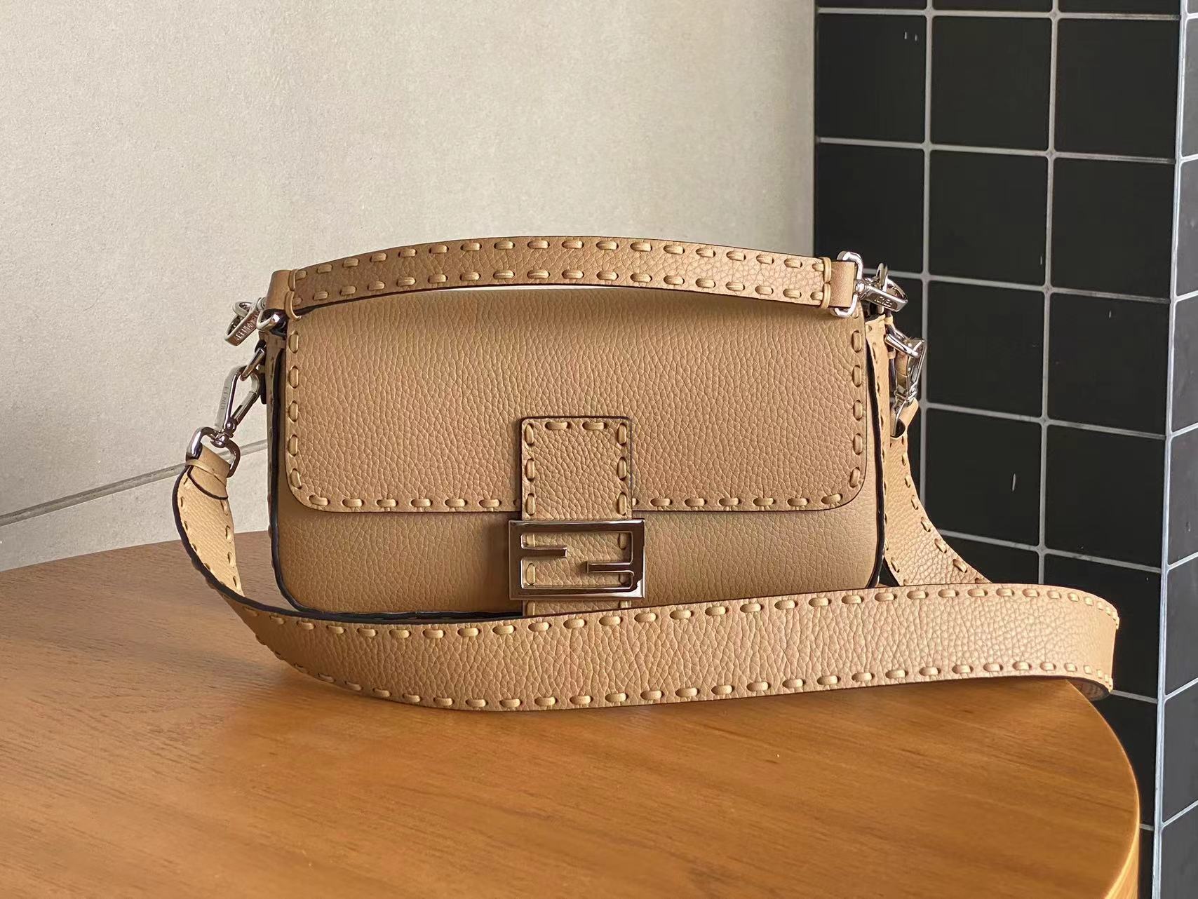 펜디 FENDI Baguette 600 크로스 백 26CM