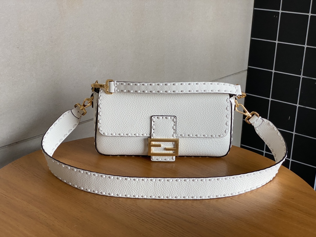 펜디 FENDI Baguette 600 크로스 백 26CM