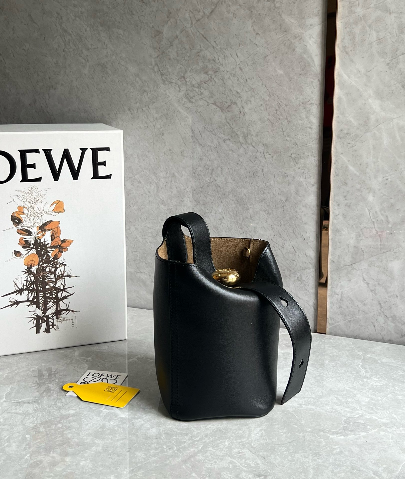 로에베 Loewe Pebble 버킷 백 16CM