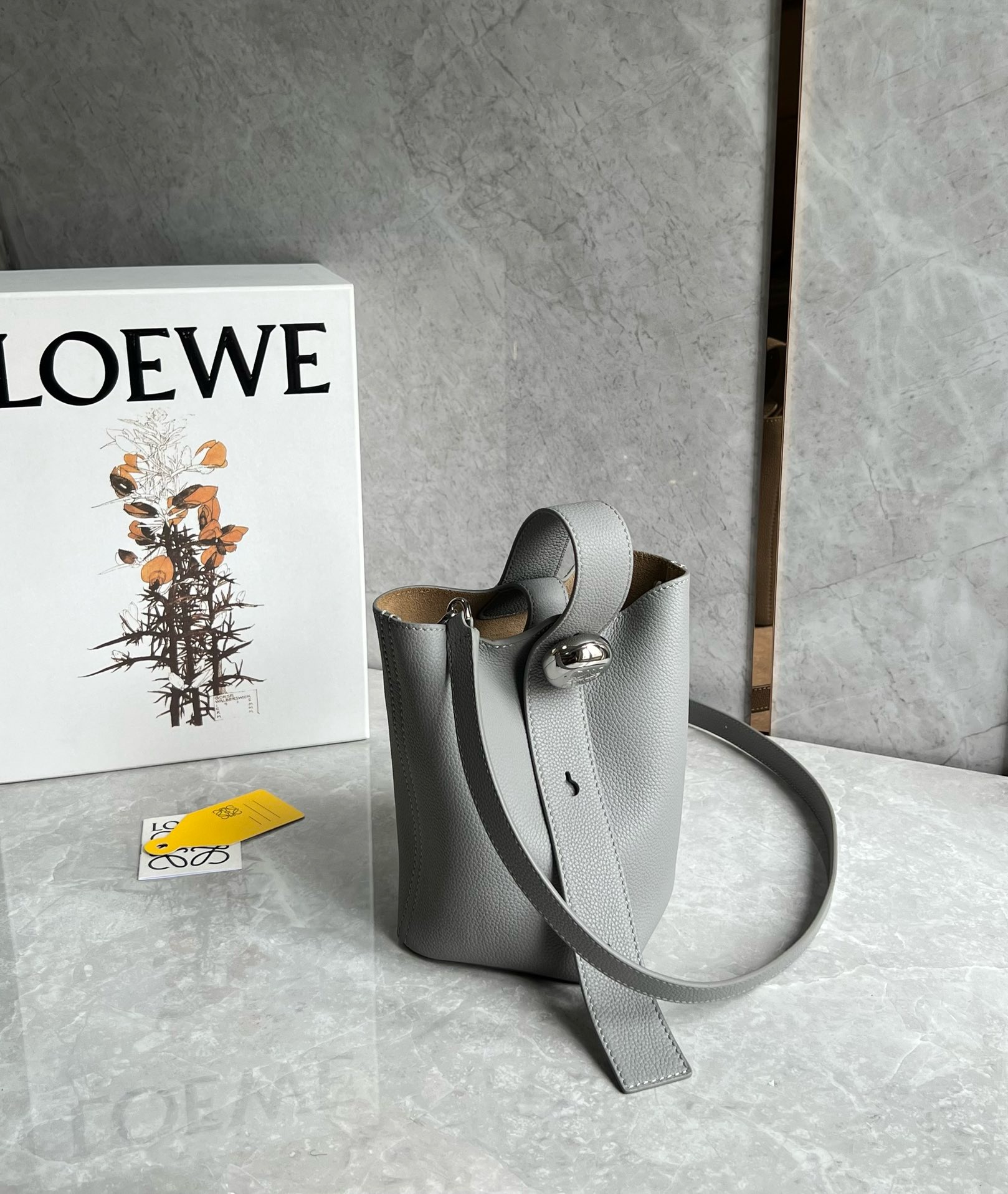 로에베 Loewe Pebble 버킷 백  16CM
