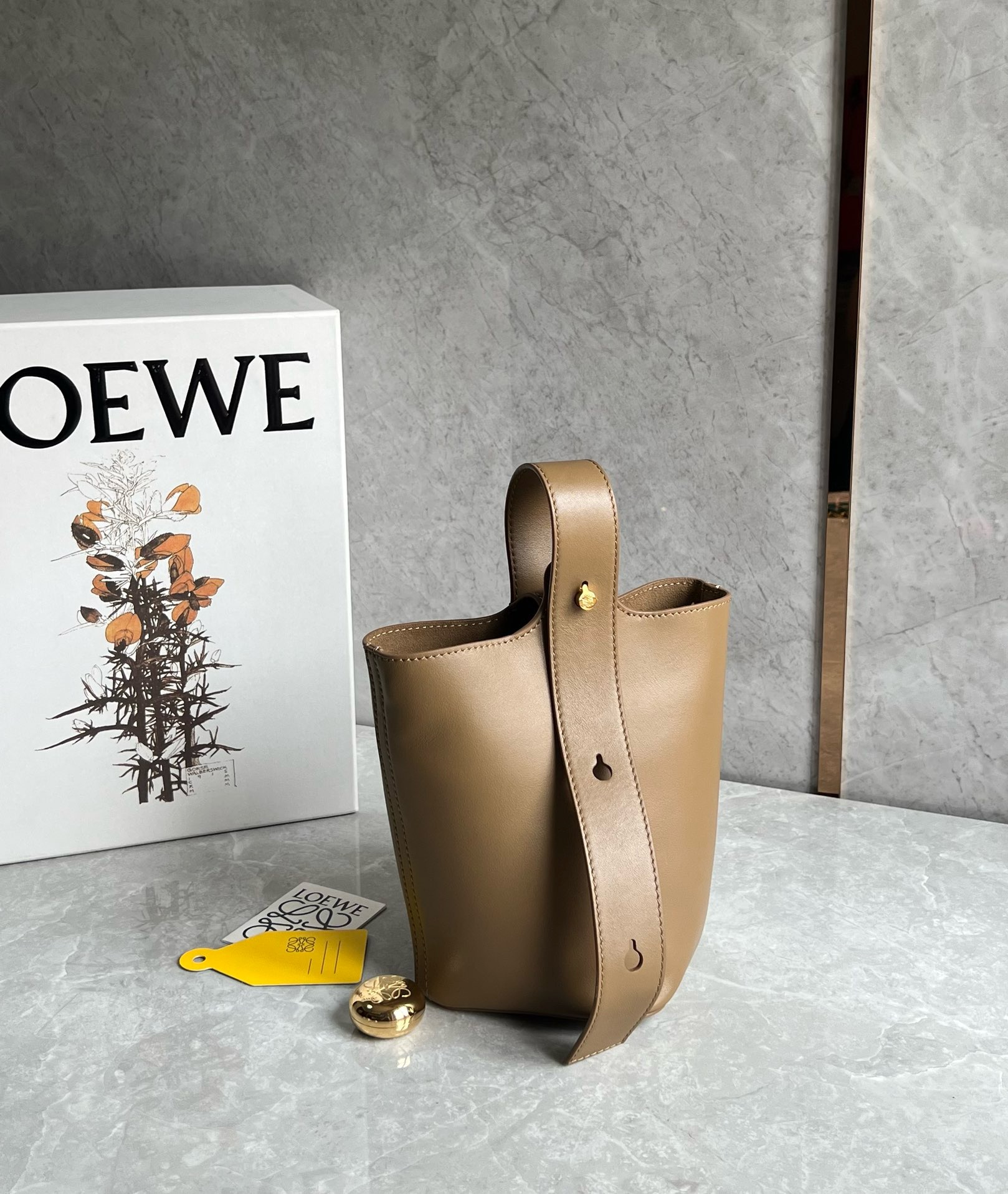 로에베 Loewe Pebble 버킷 백 16CM