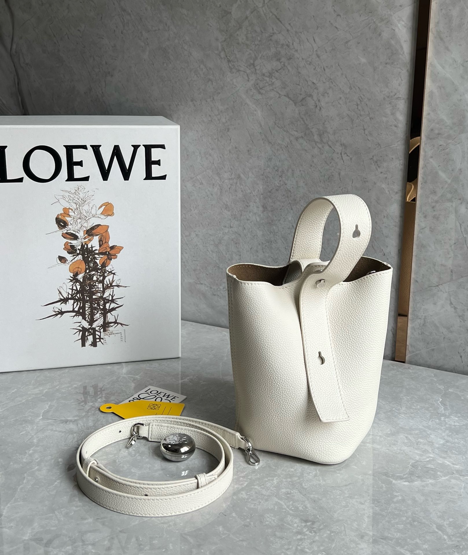 로에베 Loewe Pebble 버킷 백 16CM
