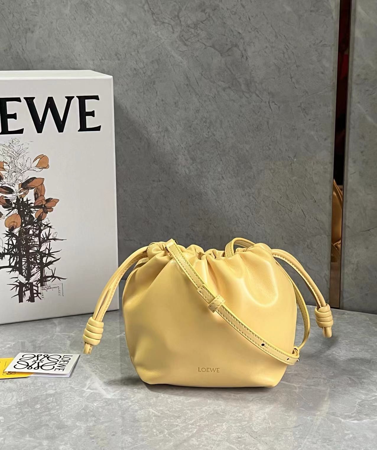 로에베 Loewe Flamenco 클러치 23CM