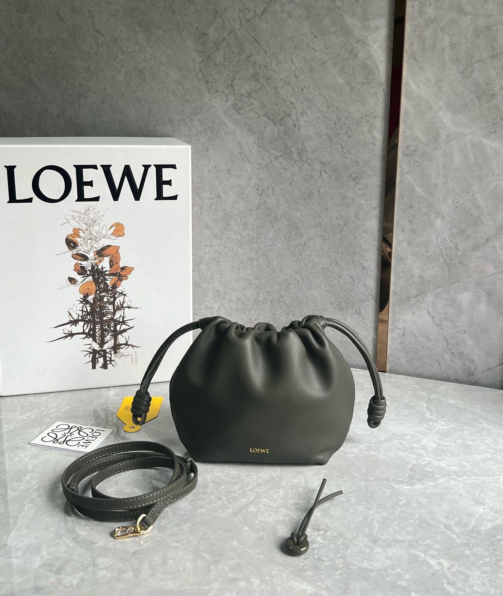 로에베 Loewe Flamenco 클러치 23CM