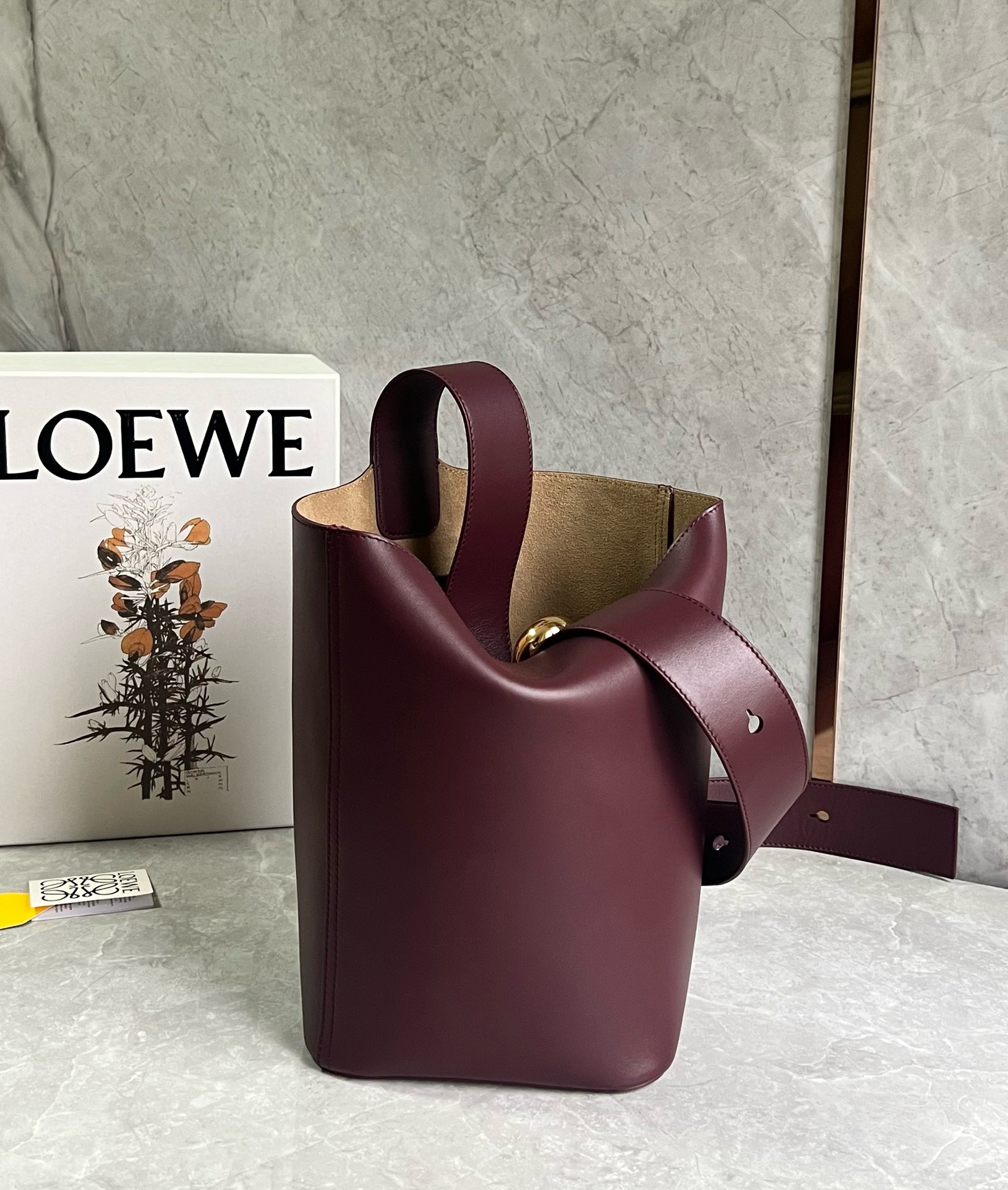 로에베 Loewe Pebble 버킷 백 24.5CM