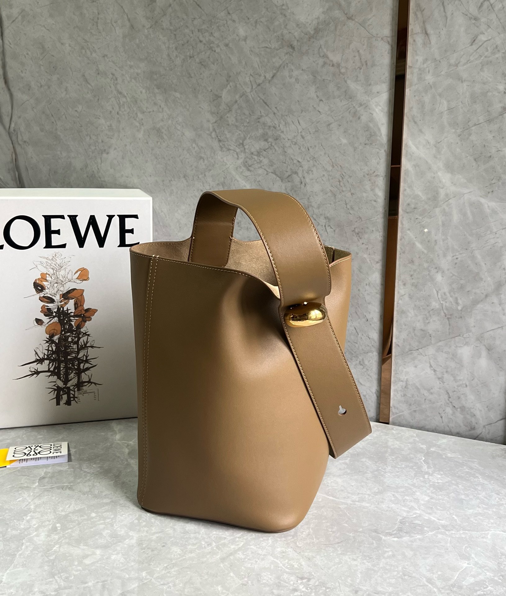 로에베 Loewe Pebble 버킷 백 24.5CM