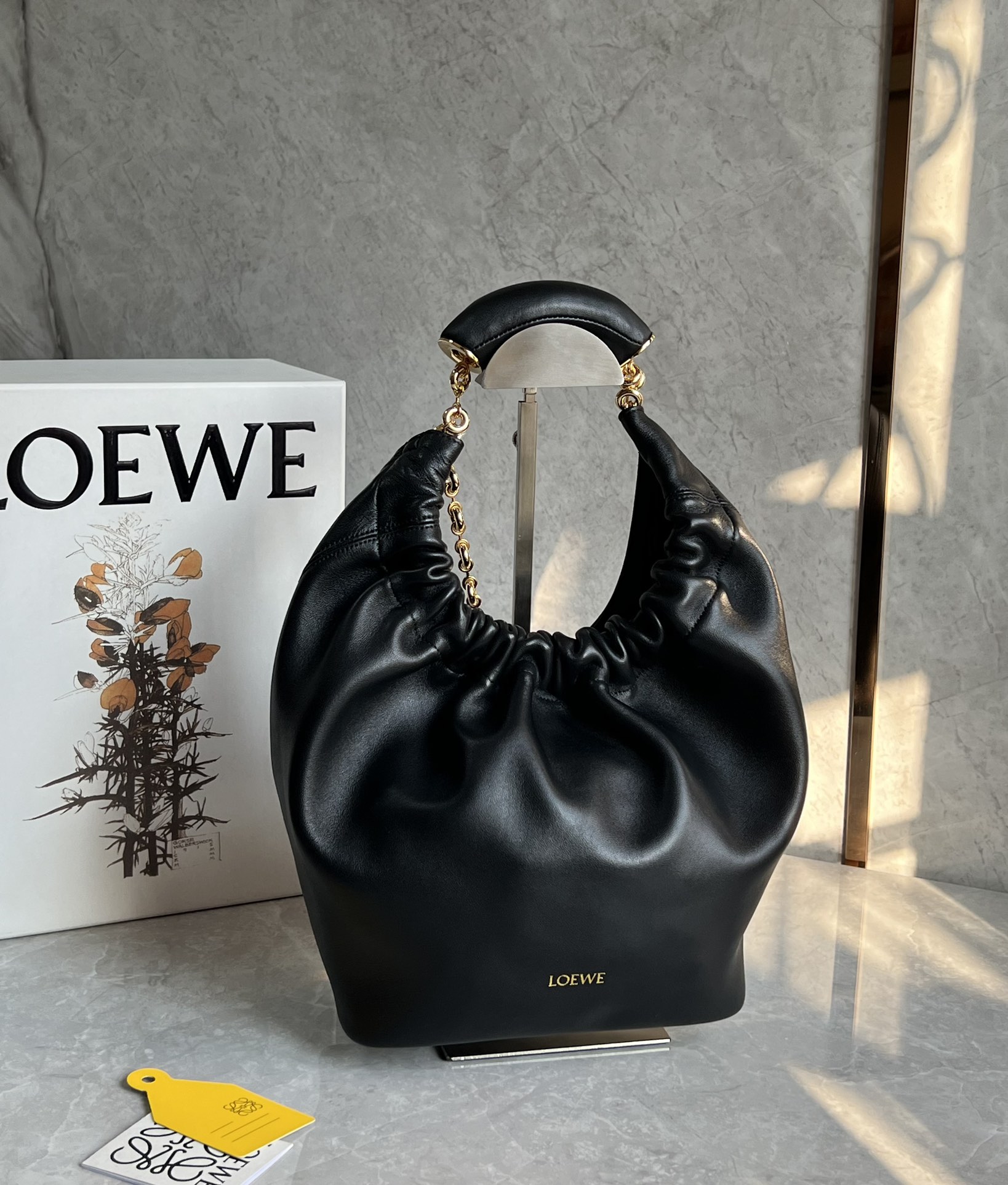 로에베 Loewe Squeeze 숄더백  29.5CM