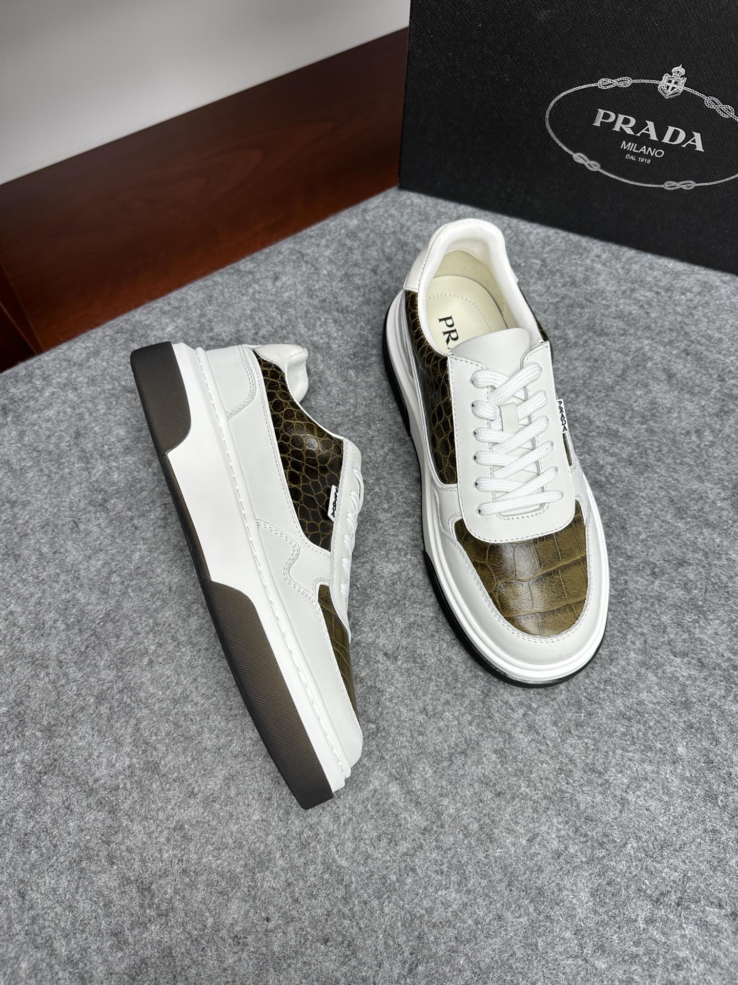 프라다 Prada 스니커즈