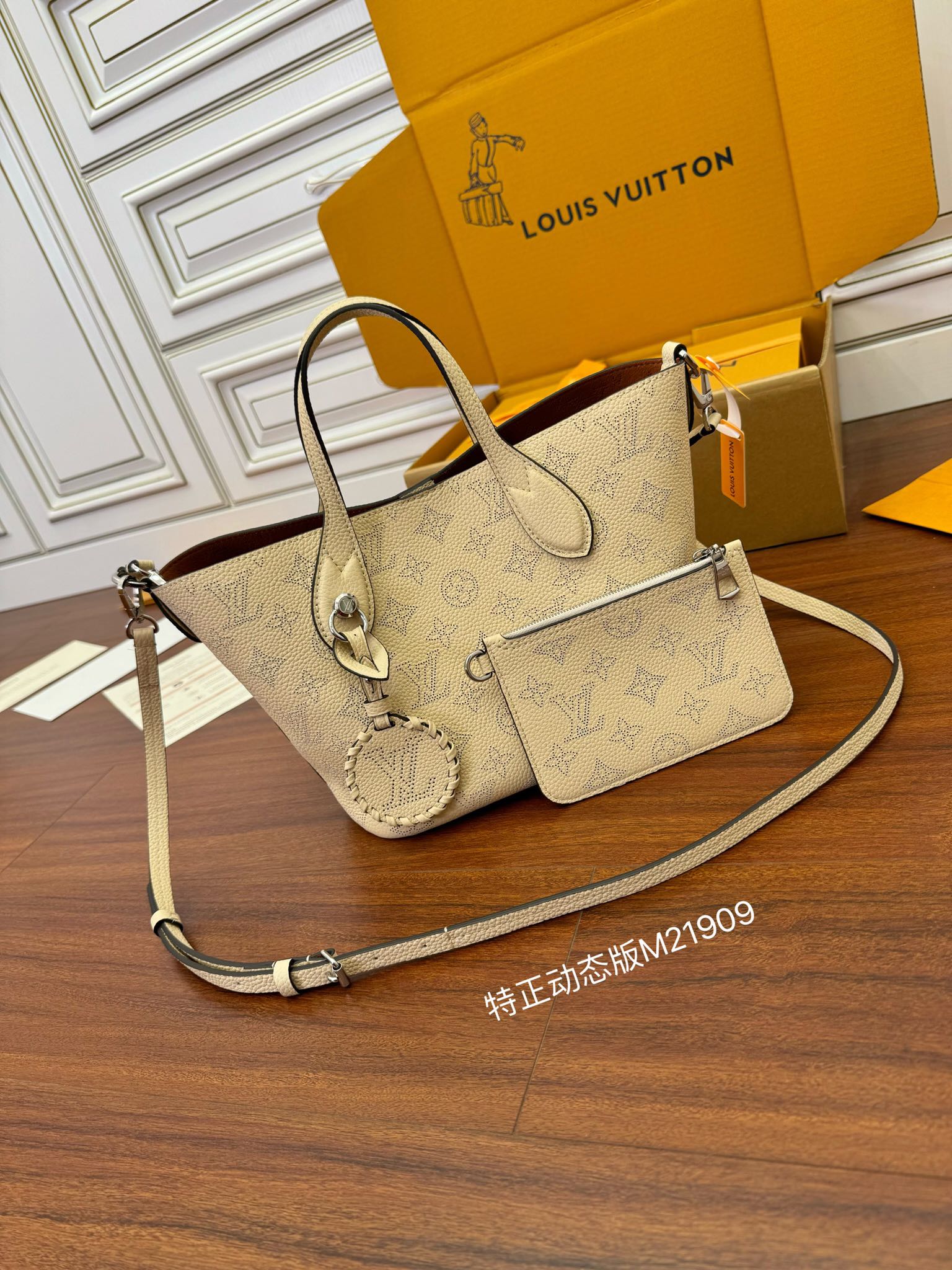 루이비통 Louis Vuitton 21909 토트 백 20CM