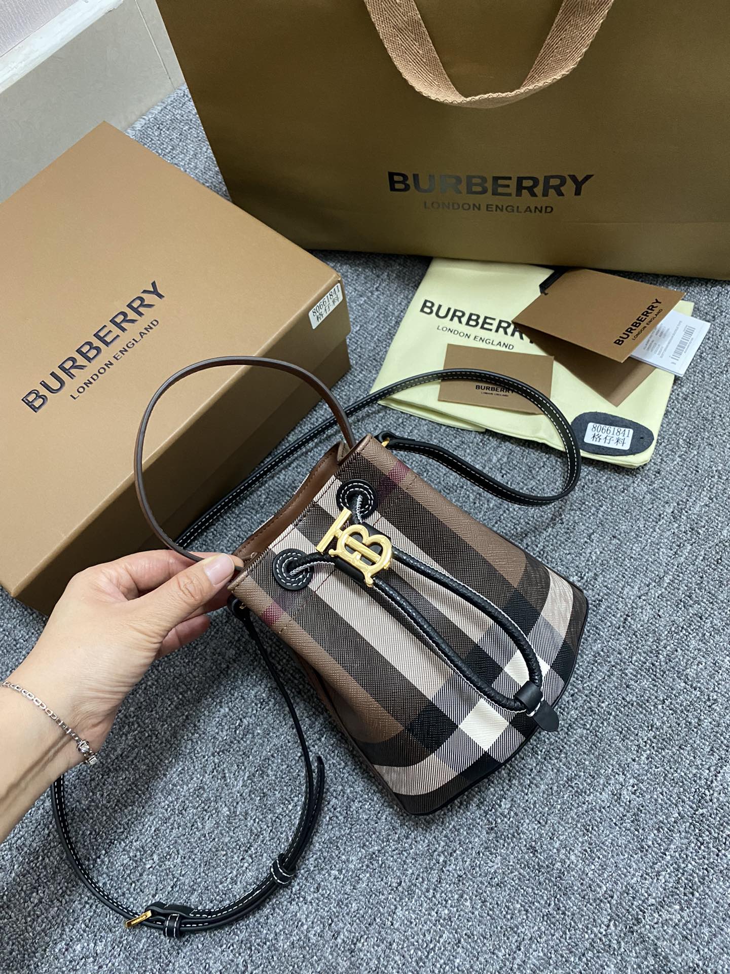 버버리 Burberry 184160 미니 버킷 백 16.5CM