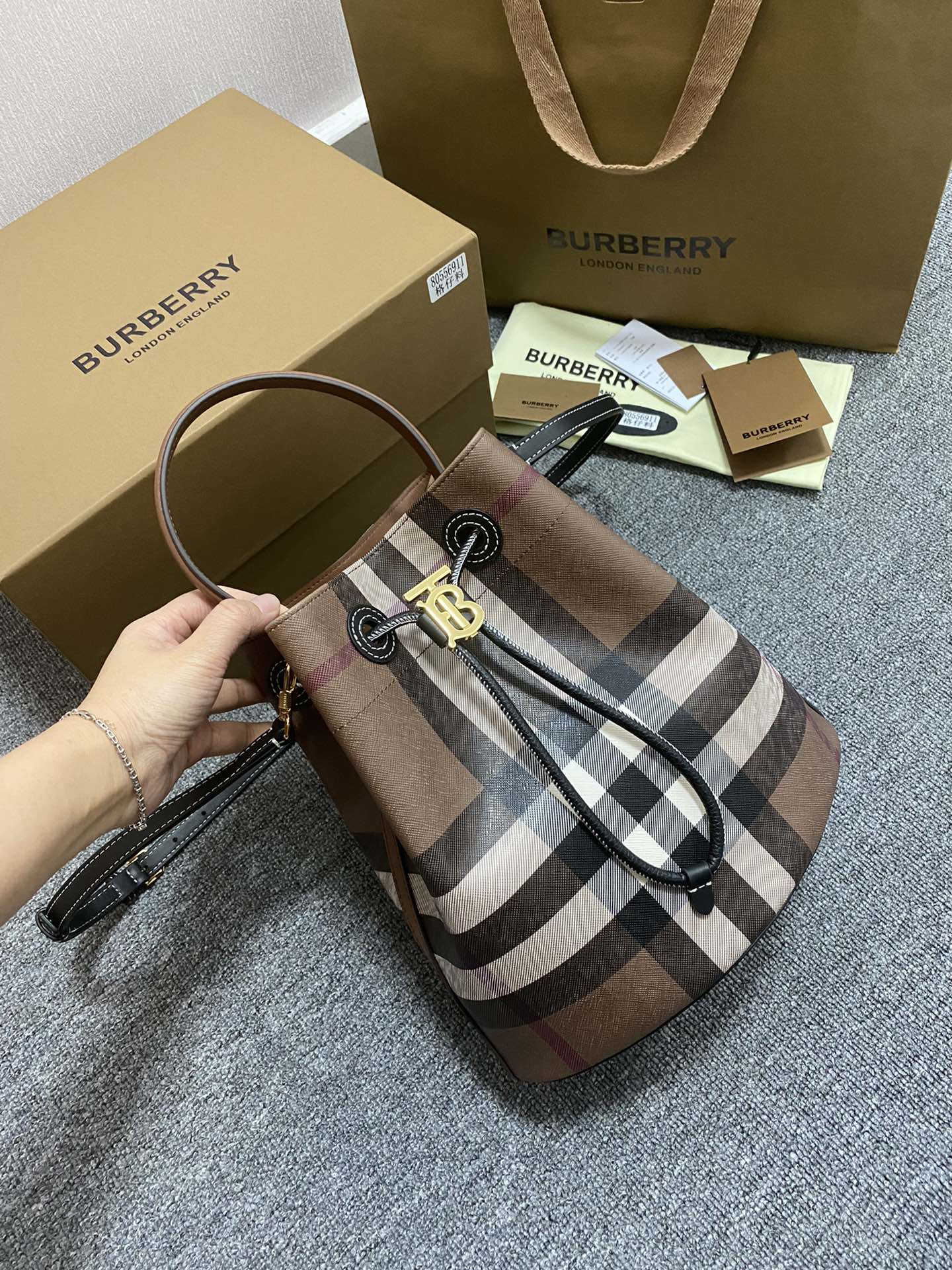 버버리 Burberry 6911630 버킷 백 26CM