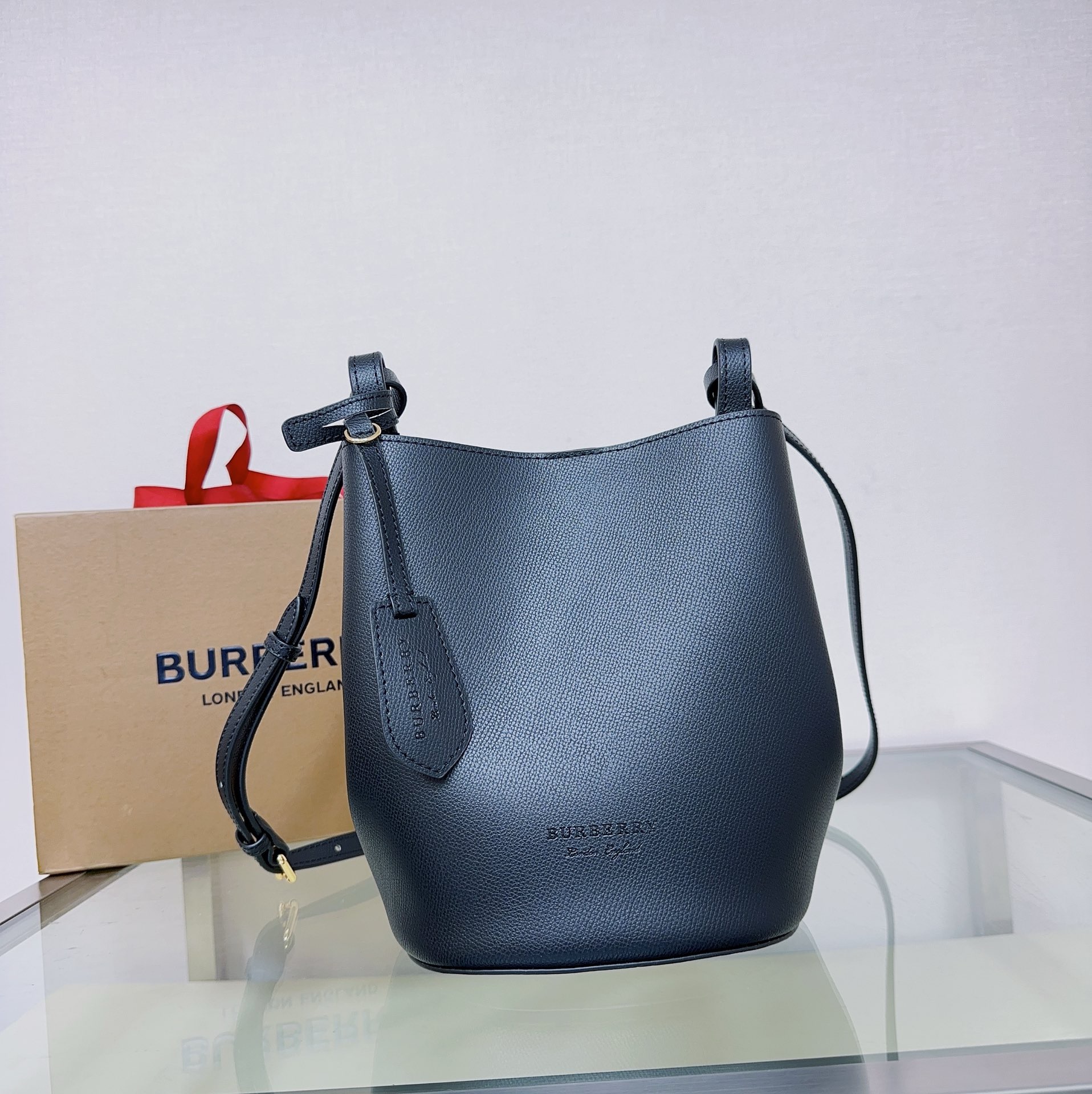 버버리 Burberry 158135 버킷 백 18.5CM