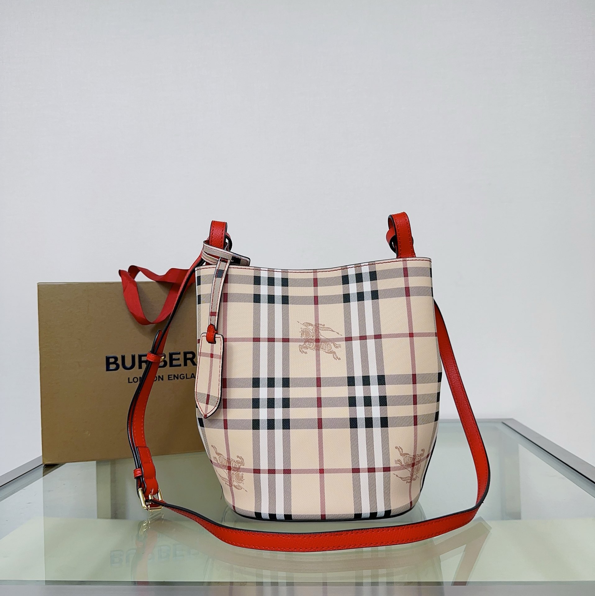 버버리 Burberry 158135 버킷 백 18.5CM