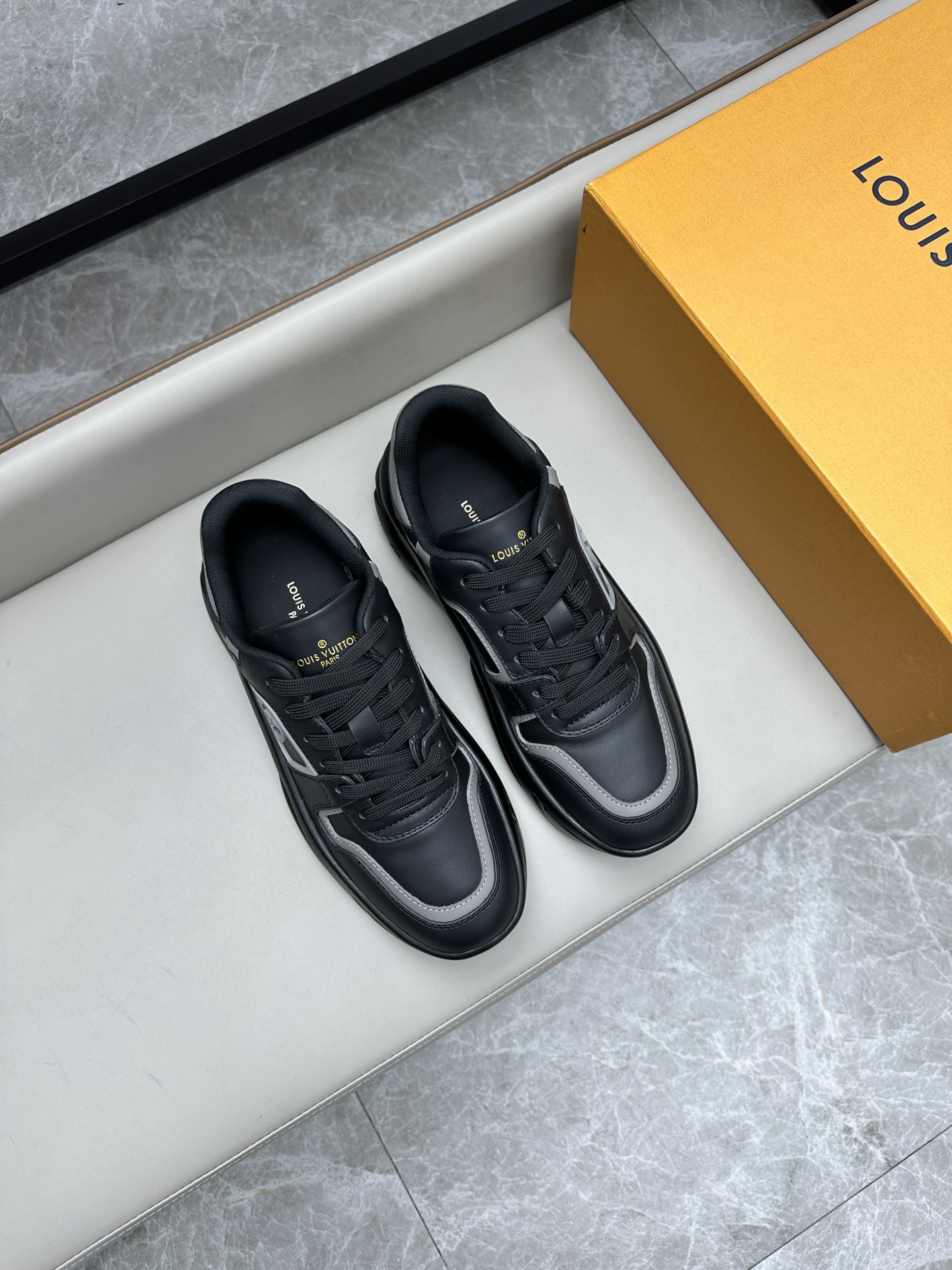 루이비통 Louis Vuitton 스니커즈