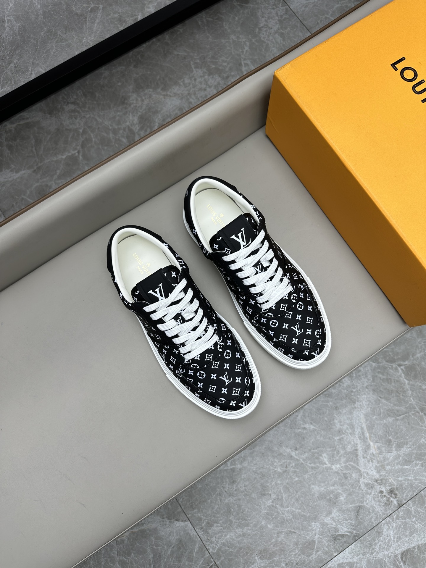 루이비통 Louis Vuitton 스니커즈