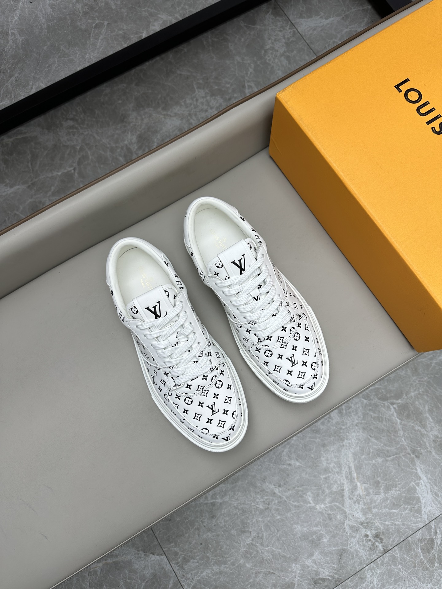 루이비통 Louis Vuitton 스니커즈