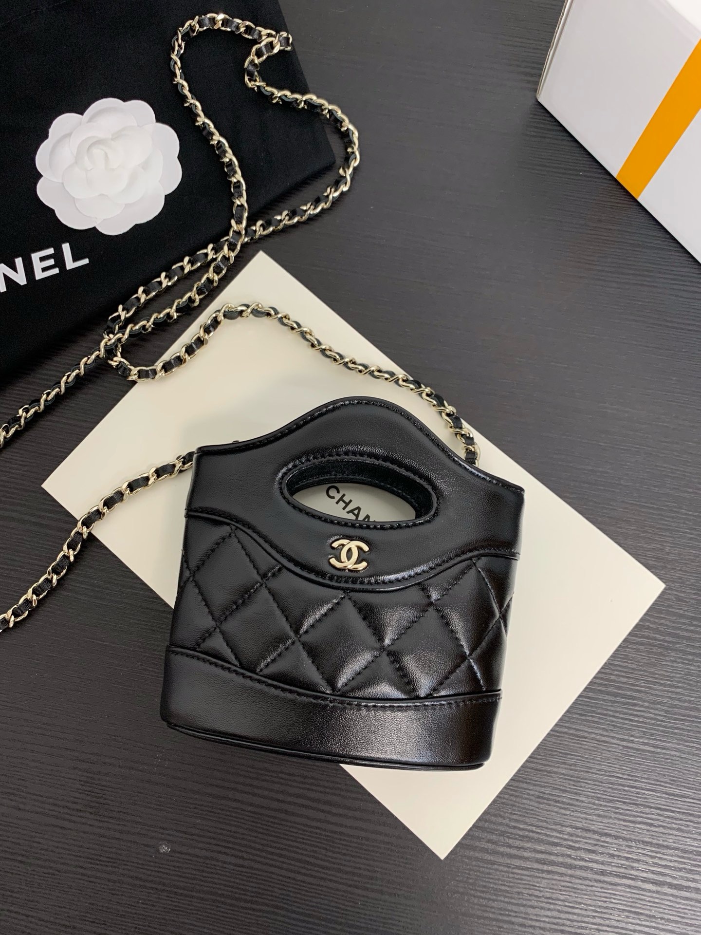 샤넬 CHANEL AP3924 24S bonaudo 체인 달린 미니백 13.5CM