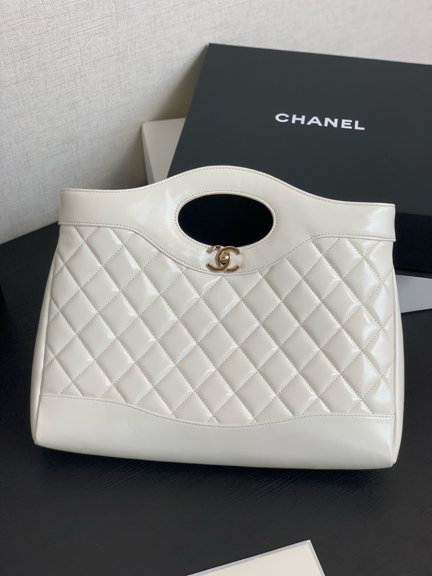 샤넬 CHANEL AS4854 24S 쇼핑백 샤이니 램스킨 & 골드 메탈 라이트 36CM