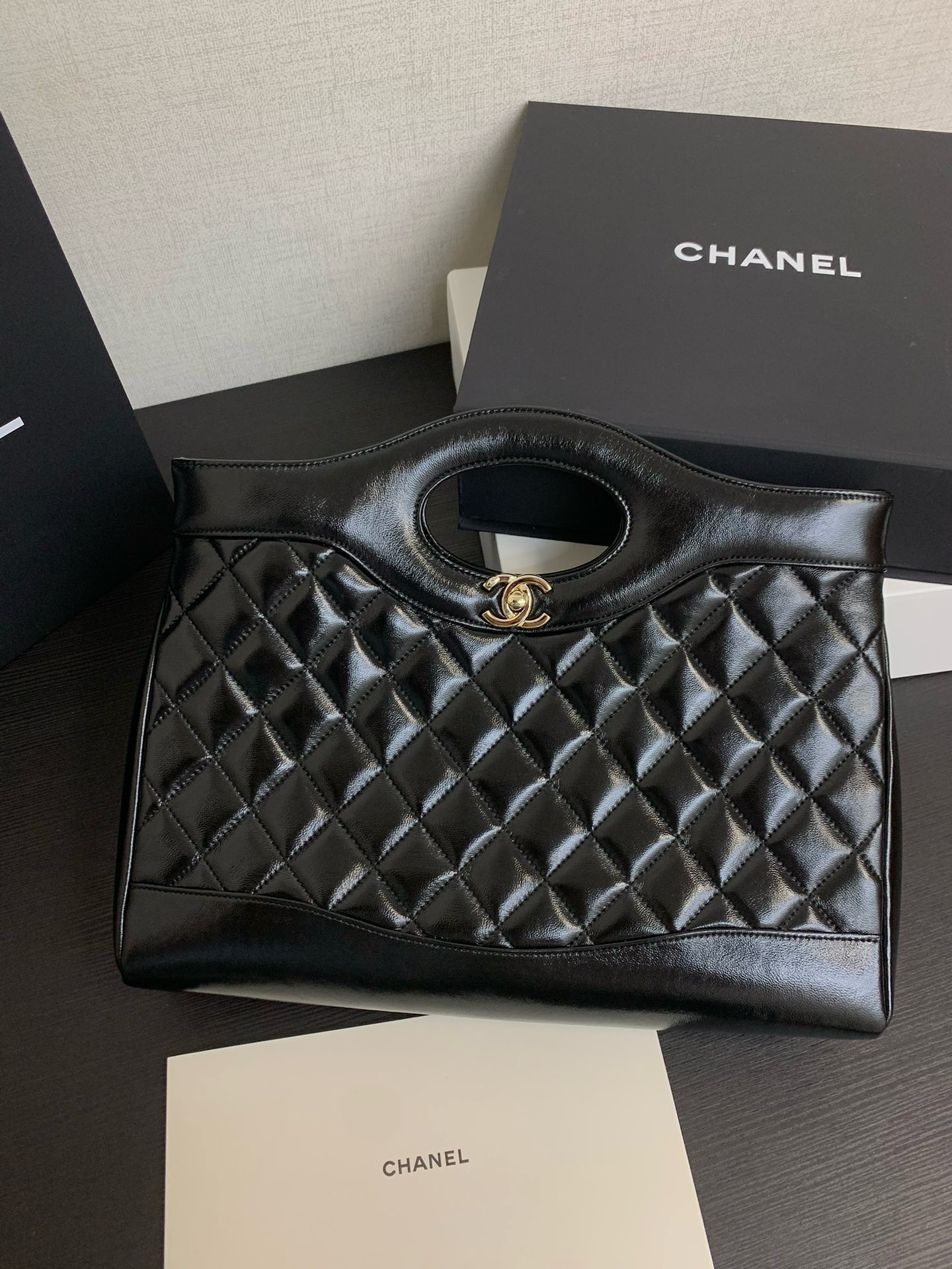 샤넬 CHANEL AS4854 24S 쇼핑백 샤이니 램스킨 & 골드 메탈 라이트 36CM