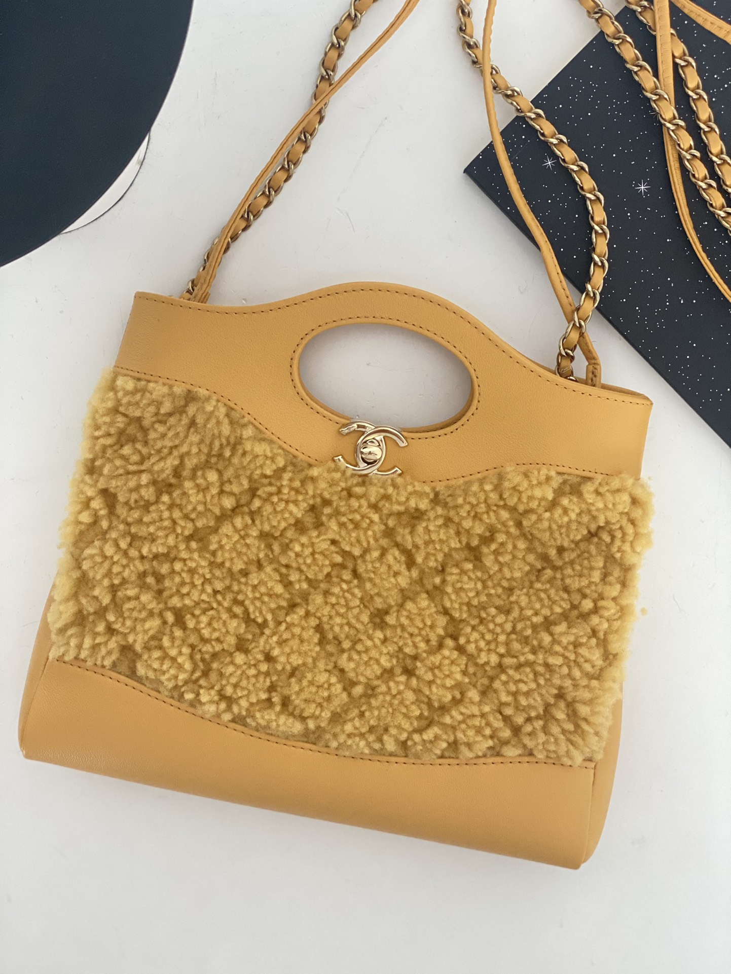 샤넬 CHANEL AS4133 31 미니 쇼핑백 샤이니 크럼플드 카프스킨 & 골드 메탈 22CM