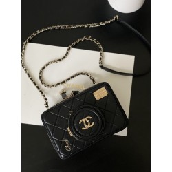 샤넬 CHANEL AS4817 CAMERA BAG 카메라백 램스킨 & 골드 메탈 11.5CM