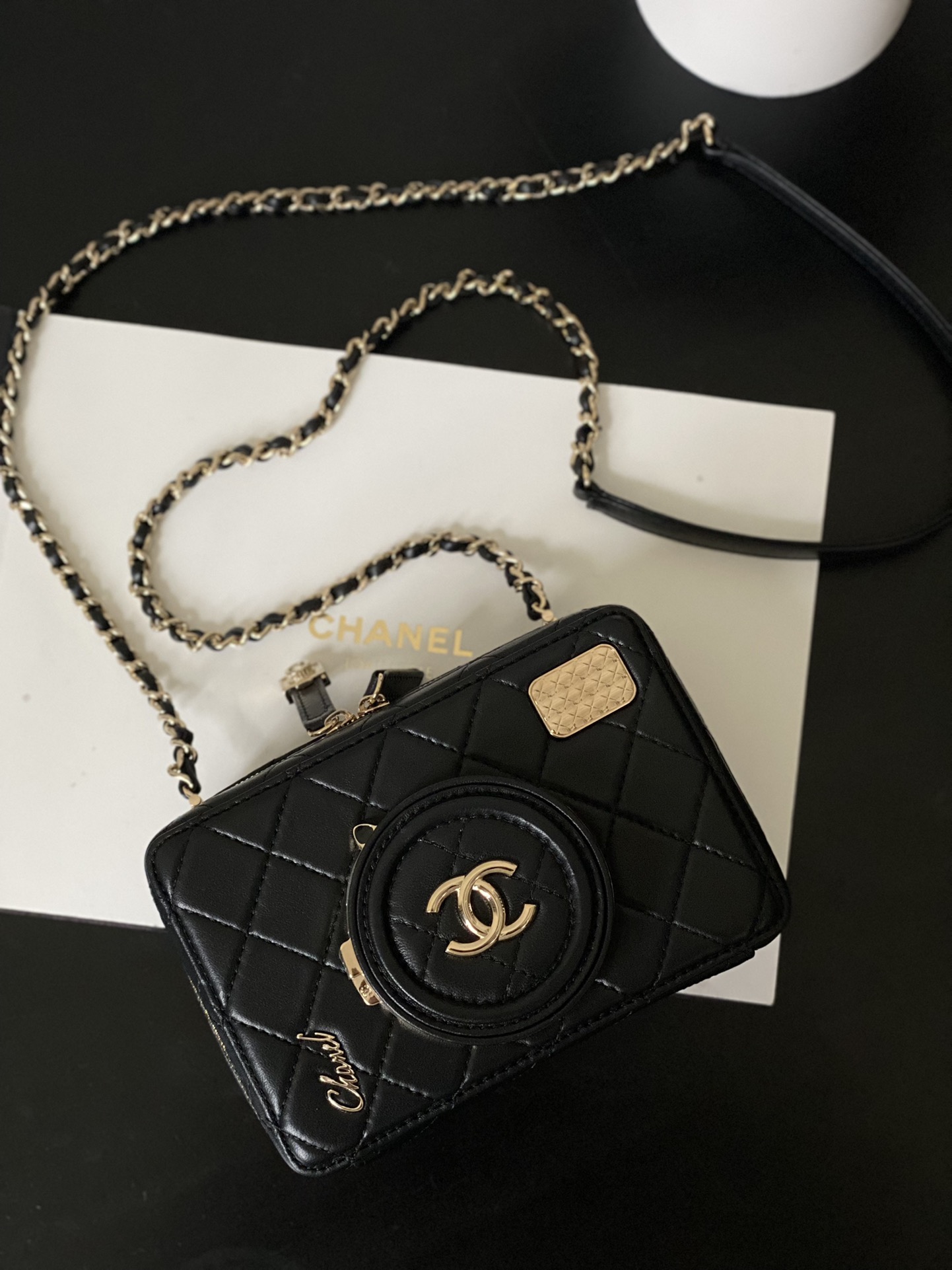 샤넬 CHANEL AS4817 CAMERA BAG 카메라백 램스킨 & 골드 메탈 11.5CM