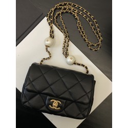 샤넬CHANEL AS4864 스몰 플랩 백 램스킨 이미테이션 펄 & 골드 메탈 11.5CM