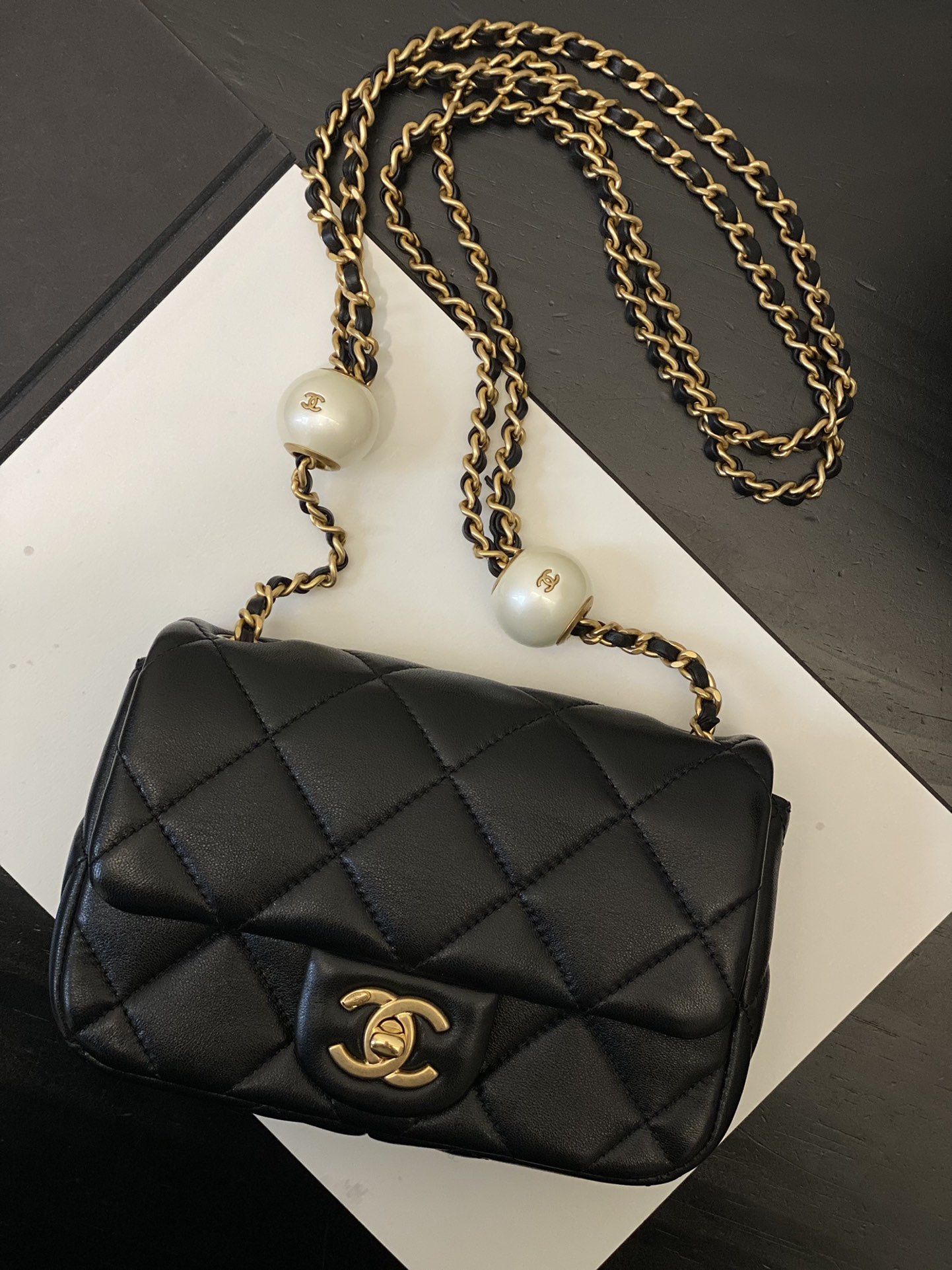 샤넬CHANEL AS4864 스몰 플랩 백 램스킨 이미테이션 펄 & 골드 메탈 11.5CM