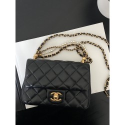 샤넬CHANEL AS4384 스몰 플랩백 램스킨 & 골드 메탈 블랙 20CM