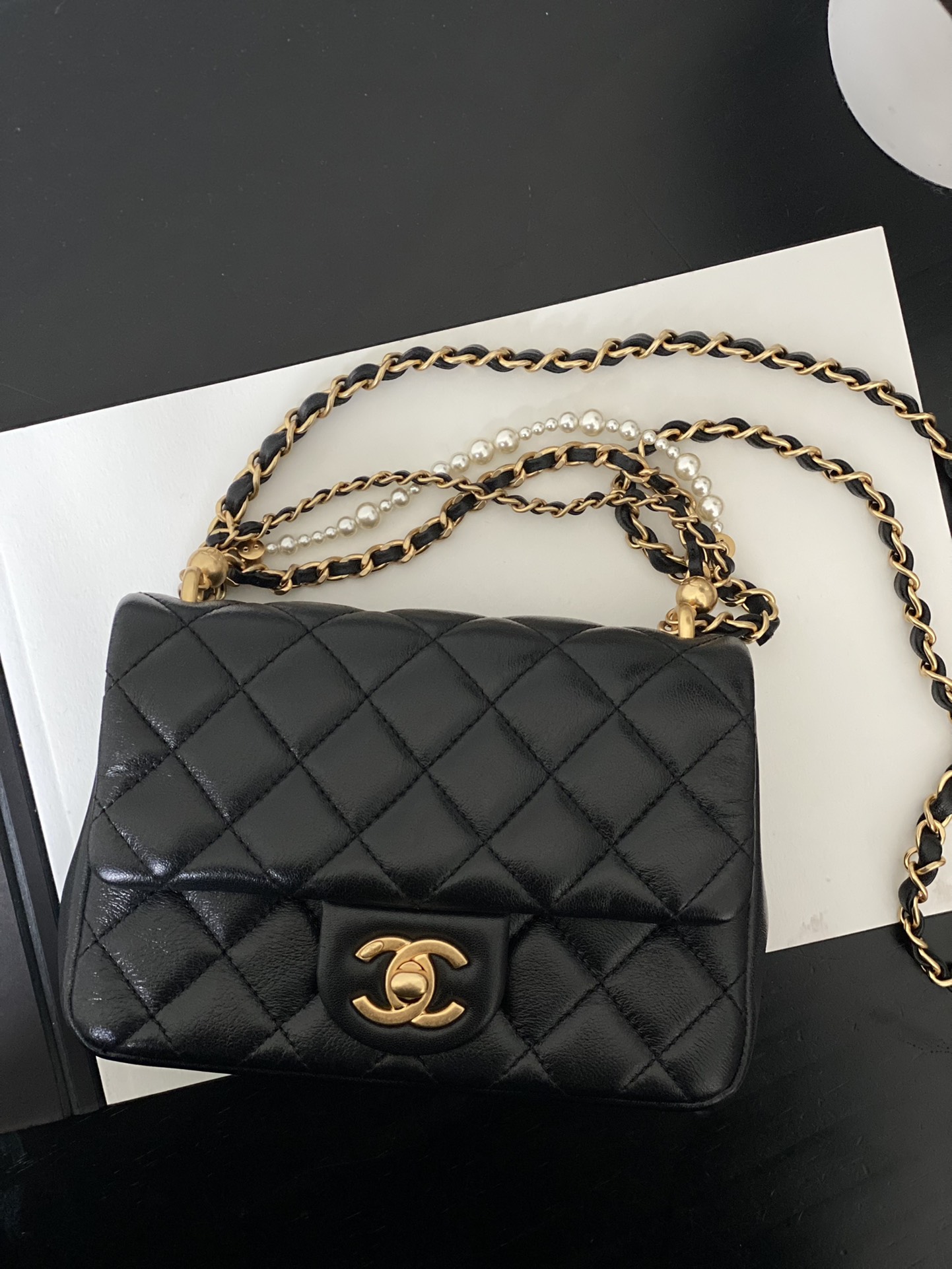 샤넬CHANEL AS4384 스몰 플랩백 램스킨 & 골드 메탈 블랙 20CM