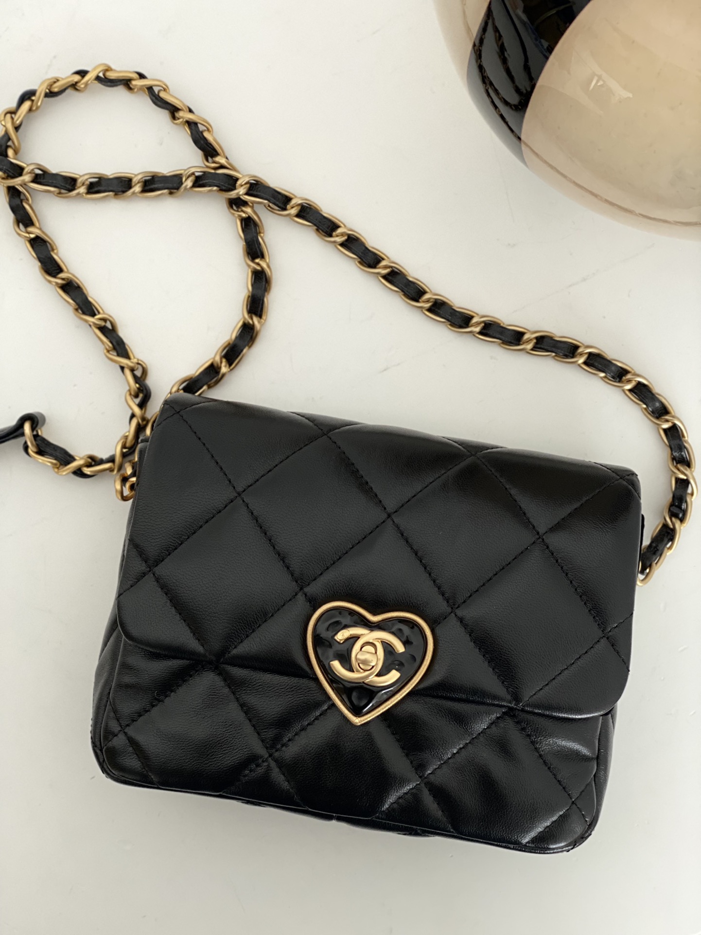 샤넬 CHANEL AS3979 미니 플랩백 램스킨 플렉시 & 골드 메탈 18CM