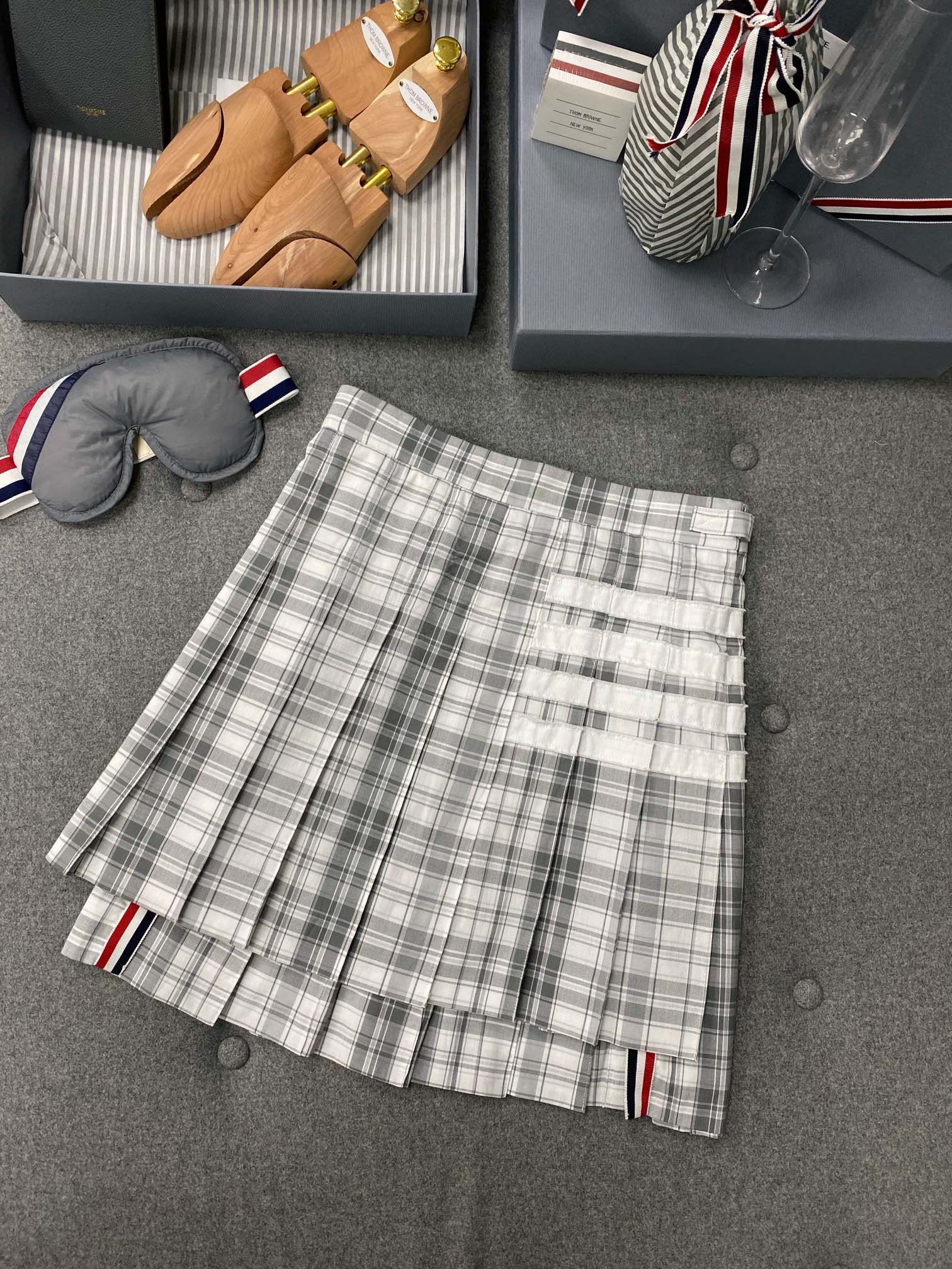 톰브라운 Thom Browne 치마