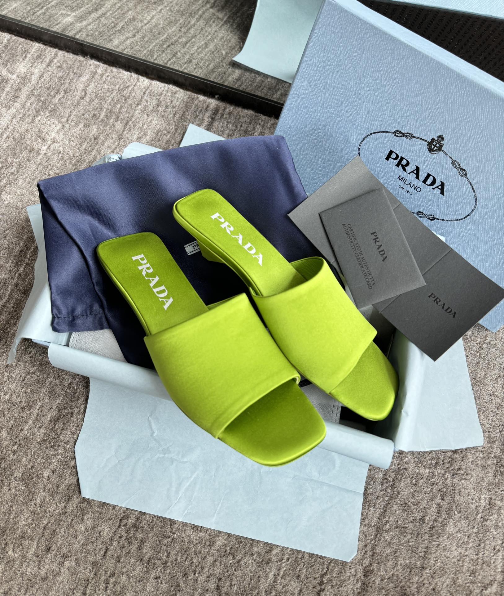 프라다 Prada 러버 슬라이드