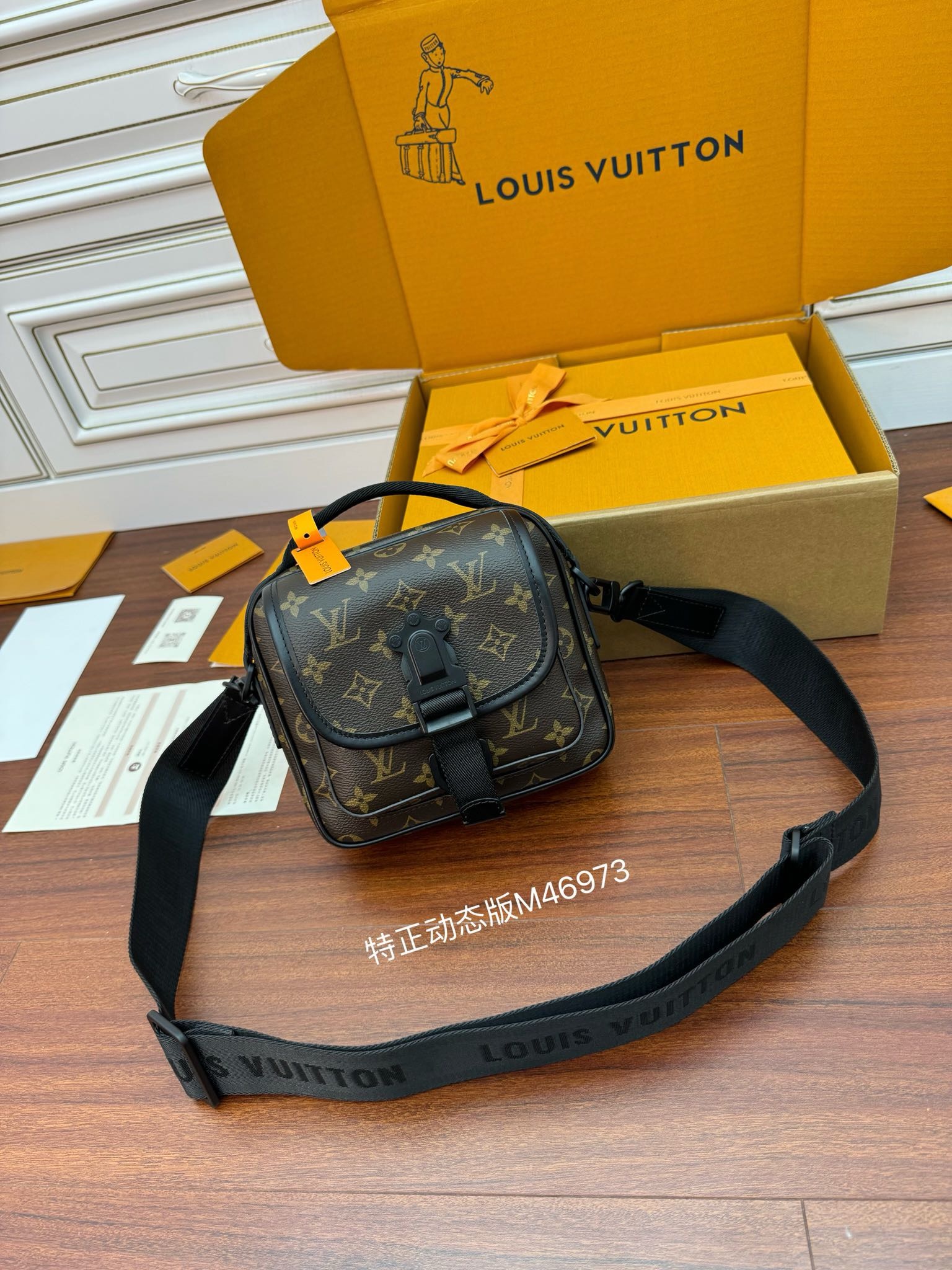 루이비통 Louis Vuitton 46973 Quest 크로스 백 18CM