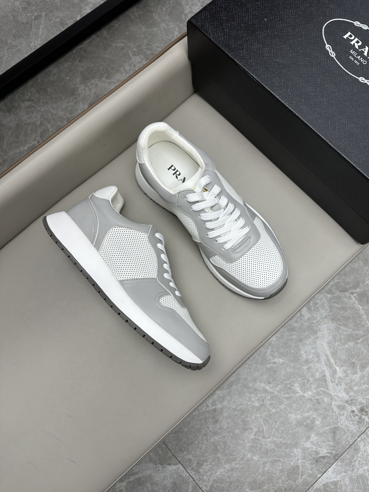 프라다 Prada 스니커즈