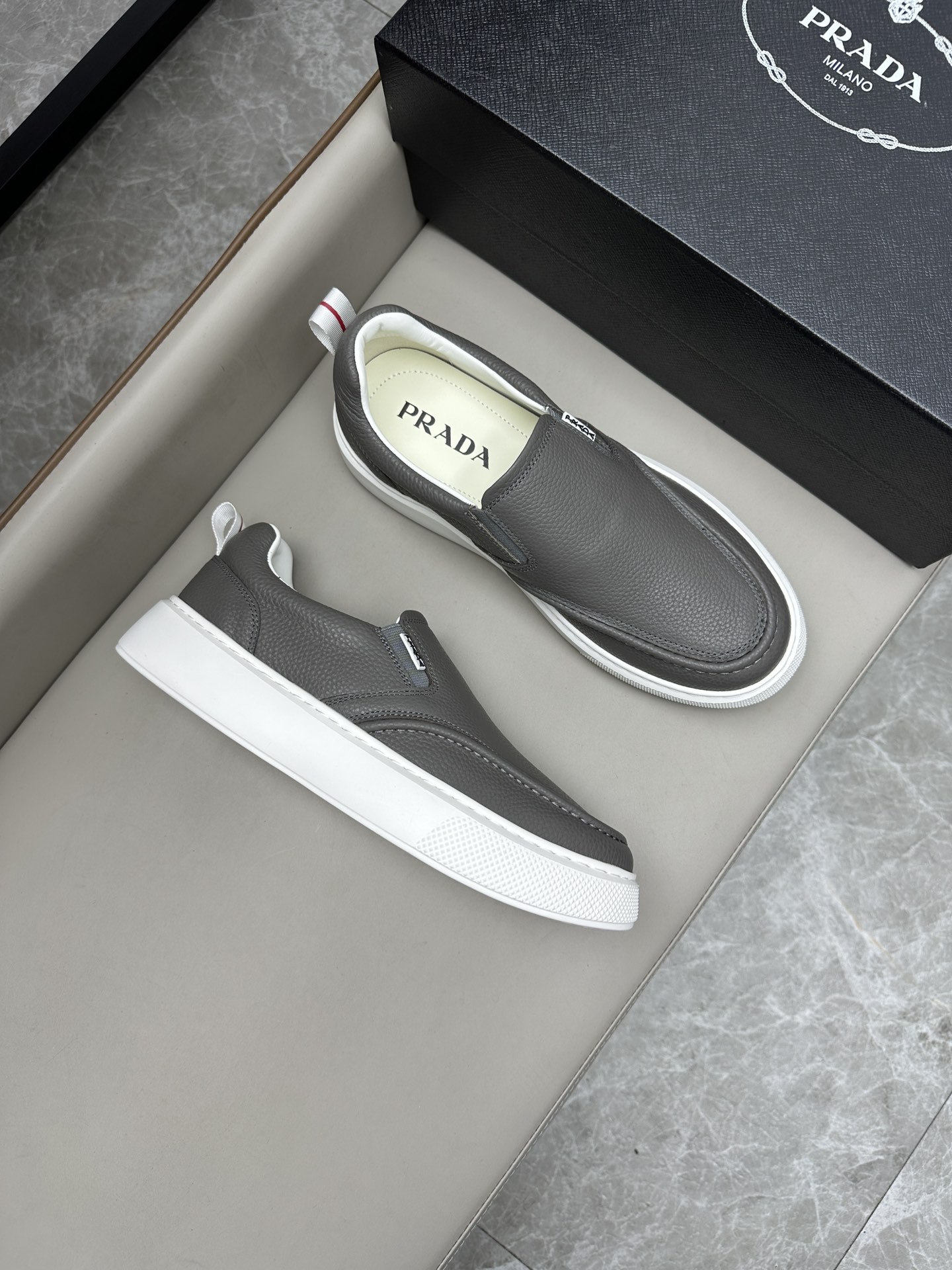 프라다 Prada 스니커즈