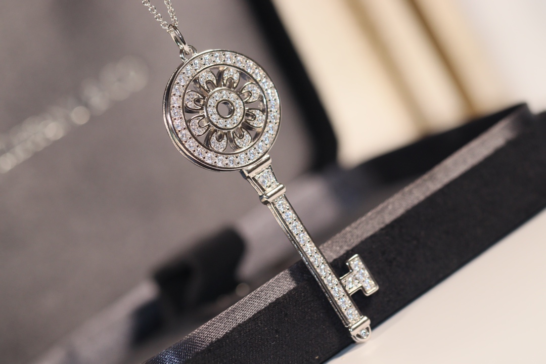 티파니 Tiffany&Co  Tiffany Keys 티파니 키 목걸이   The chain can be fitted with 45cm and 60cm 체인은 45cm, 60cm로 장착할 수 있습니다