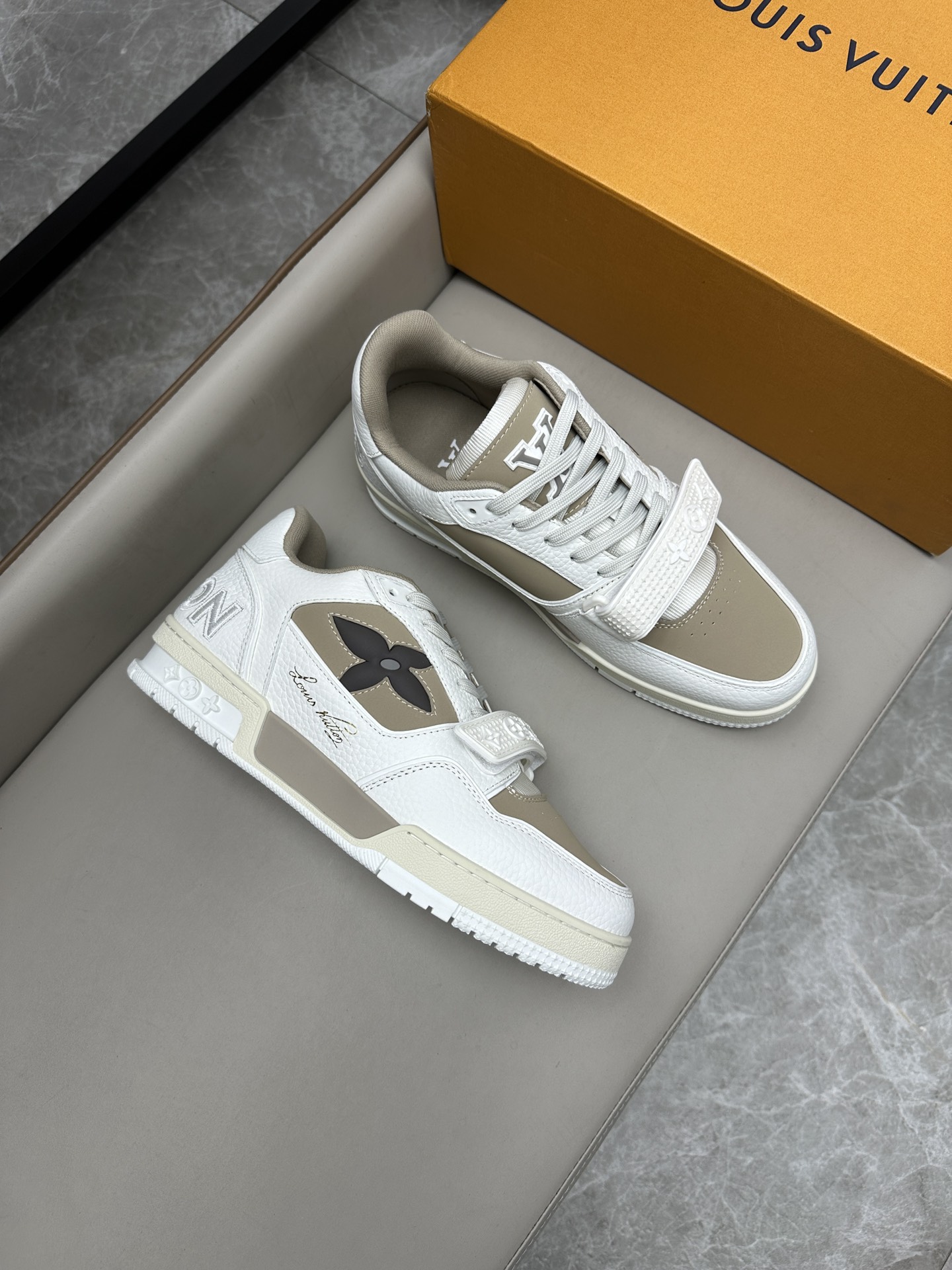 루이비통 Louis Vuitton 스니커즈