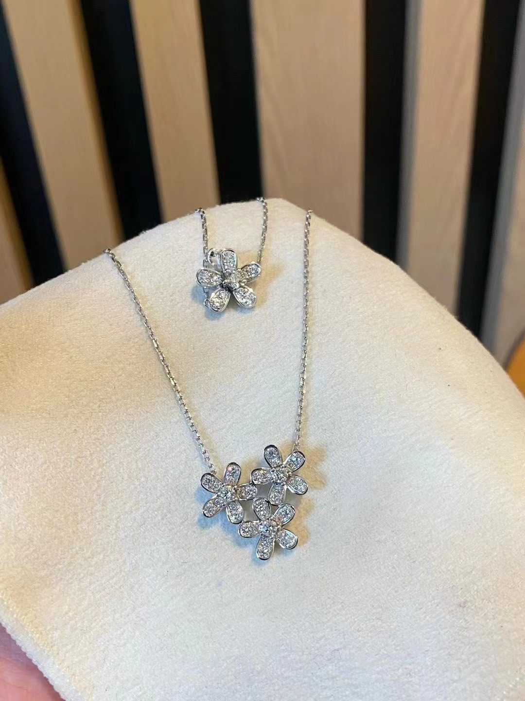 반클리프 Van Cleef & Arpels 프리볼 Frivole 목걸이