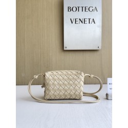 보테가 베네타 Bottega Veneta MINI Loop 크로스 백 723547