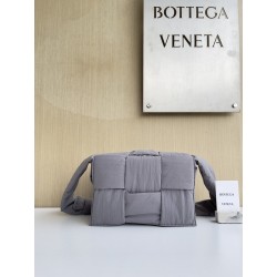 보테가 베네타 Bottega Veneta Padded Tech Cassette 크로스 백 755182