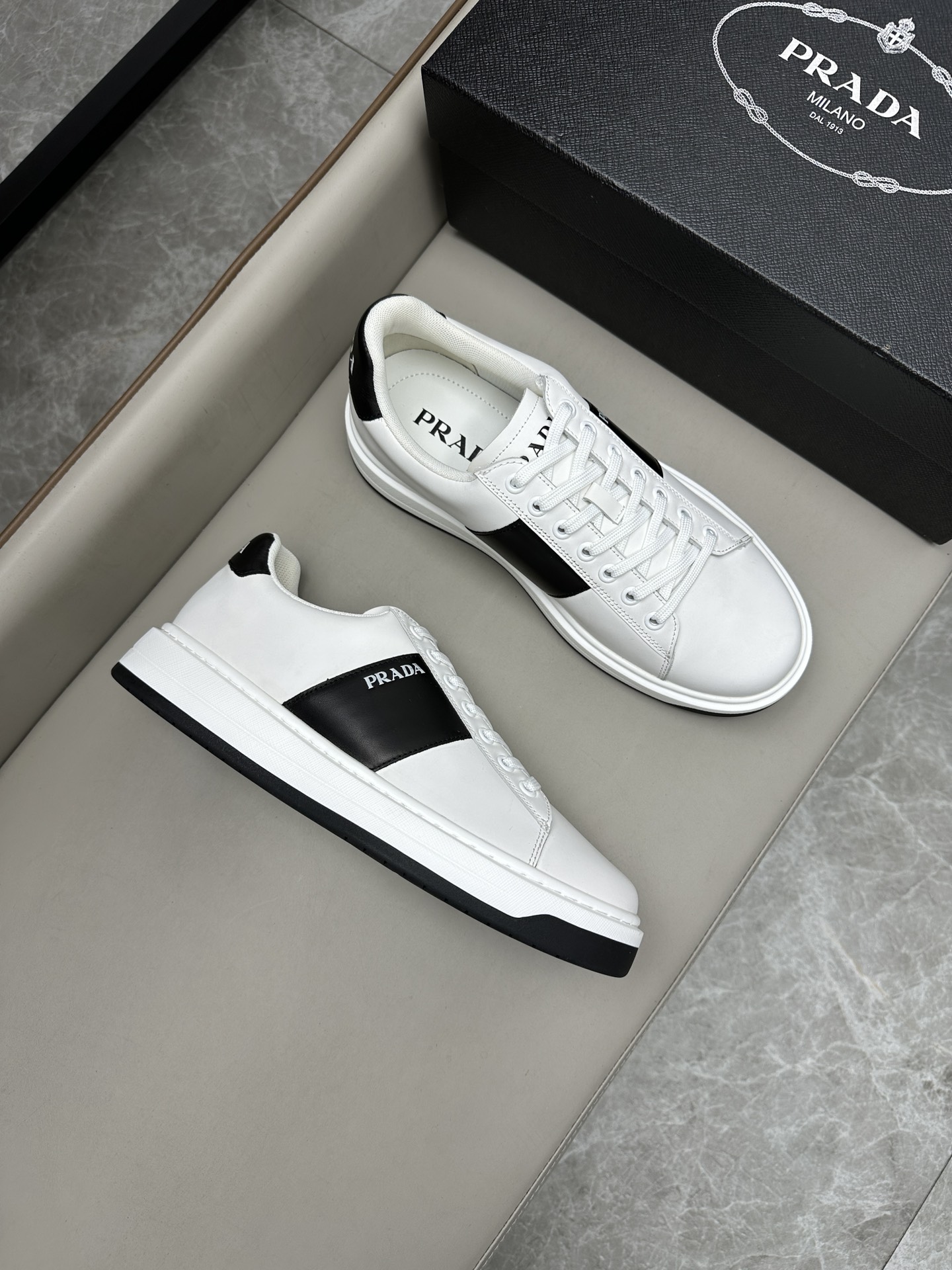 프라다 Prada 스니커즈