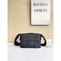 보테가 베네타 Bottega Veneta Padded Tech Cassette 크로스 백 755182