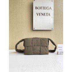 보테가 베네타 Bottega Veneta Padded Tech Cassette 크로스 백 755182