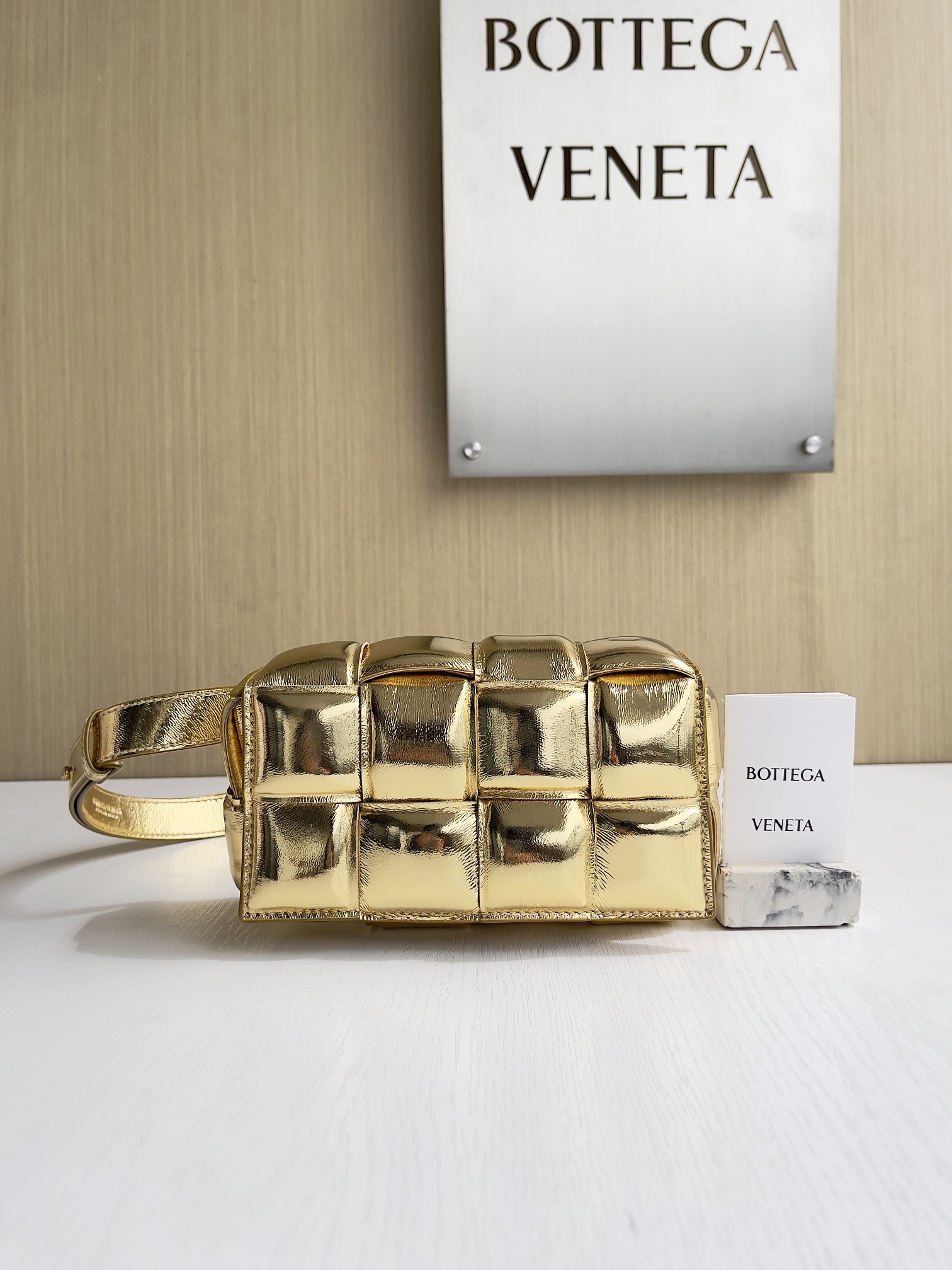 보테가베네타 Bottega Veneta Padded Cassette Belt Bag 710075