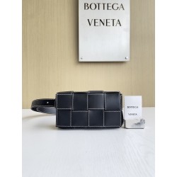 보테가베네타 Bottega Veneta Cassette 벨트 백 738000