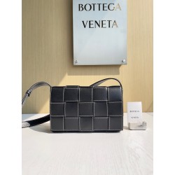 보테가 베네타 Bottega Veneta Cassette 크로스 백 758105