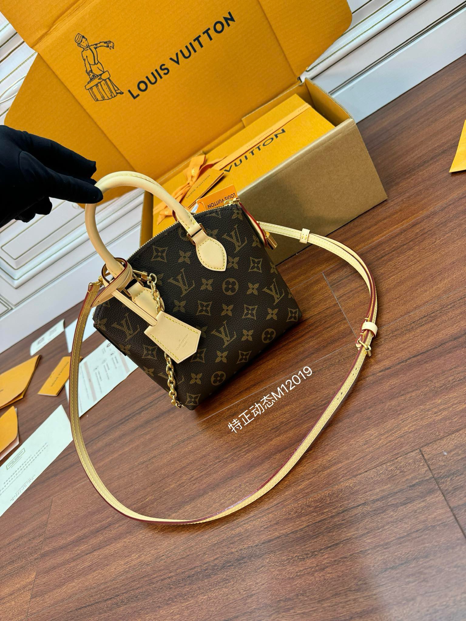 루이비통 Louis Vuitton M12019 LOCKIT BB 탑 핸들백 15CM